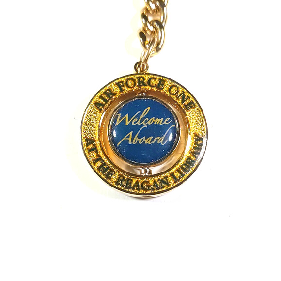 Air Force One Reagan Library Souvenir Welcome Aboard Spinner Keychain - Picture 4 of 7